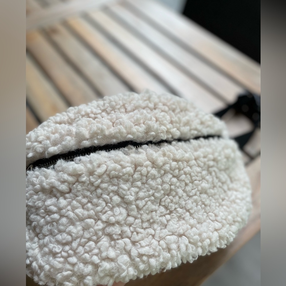 NWOT Harlow Sherpa waist bag